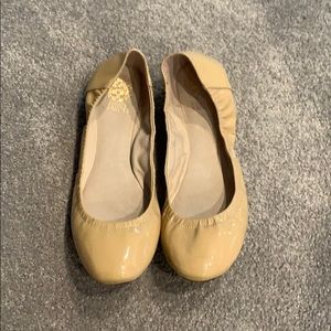 Vince Calmuto Size 10 beige patent leather flats